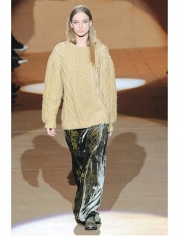 1. The Oversize Sweater The extra-large sweater is regarded as fall’s key pieces—as really since the starting point for the grunge revival’s long silhouette—so cozy to a chunky knit! Emotional favorites, such as this nubby cable-knit at Marc Jacobs (right), bring an additional element of convenience. Nevertheless the big, baggy fit suggests it's no time at all to have nostalgic for crazy Crayola brights. Stick to soft neutrals or simple patterns instead. 2. The Maxi Skirt Microminis experienced their day! The dress of the moment is lean, lu, and reduced toward floor. Though the maxi’s charm lies partially with its floor-sweeping crisis, absolutely nothing ruins an entrance like dropping flat on your own face, so seek a hem that skims the tops of your legs. Up the swagger with a slinky product, like velvet or jersey. 3. The Flat Boot Flat lace-up shoes tend to be a grunge classic, so what better method to round from skirt’s easy shape? But band in to the clunky work shoes of yesteryear, and also you risk evaluating straight down your thing . . . into the 1990s. Sidestep unwelcome flashbacks by swapping old-school stompers for a more modern, streamlined alternative, like this pair with sharp oord details. Store this look! &gt;&gt;